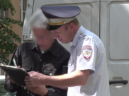 Полицейские поймали нарушителя.