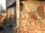 Повредили угол дома.