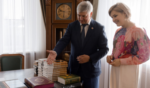 Губернатор передал книги.