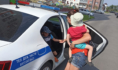 Наряд ДПС довез мать с детьми до дома.