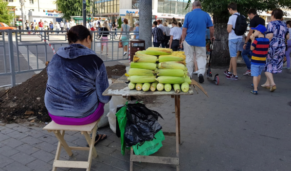Торговля на улице в Воронеже.