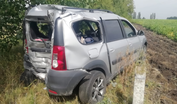 Водитель и пассажир легковушки пострадали.