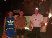 Полицейские помогли людям из сломавшегося автобуса.