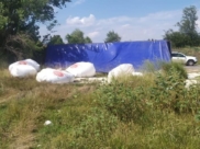 Грузовик опрокинулся.