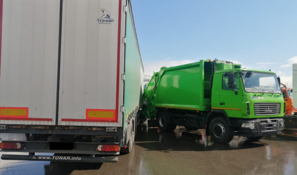 Столкнулись КамАЗ и МАЗ.
