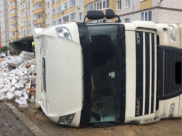 Грузовик перевернулся.