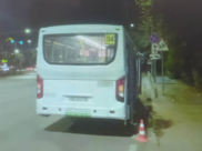 Ребенок упал, выходя из этой маршрутки.