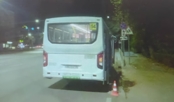 Ребенок упал, выходя из этой маршрутки.