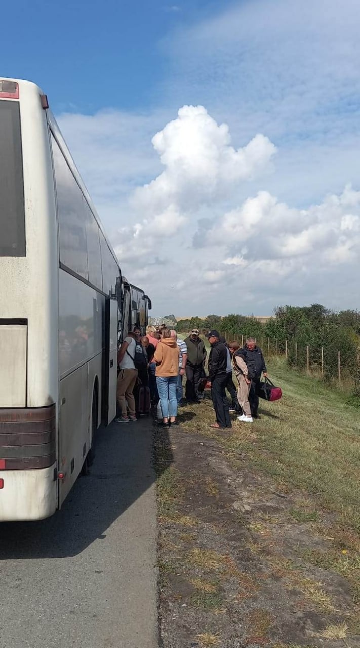 Пассажиры воронеж. Сломался автобус на трассе. Люди в автобусе.