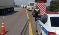 Стражи порядка помогли людям из сломавшегося автобуса.