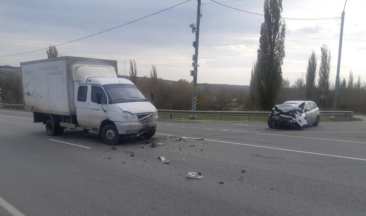 Под Воронежем автоледи за рулем Ford на встречке врезалась в грузовую  «ГАЗель»