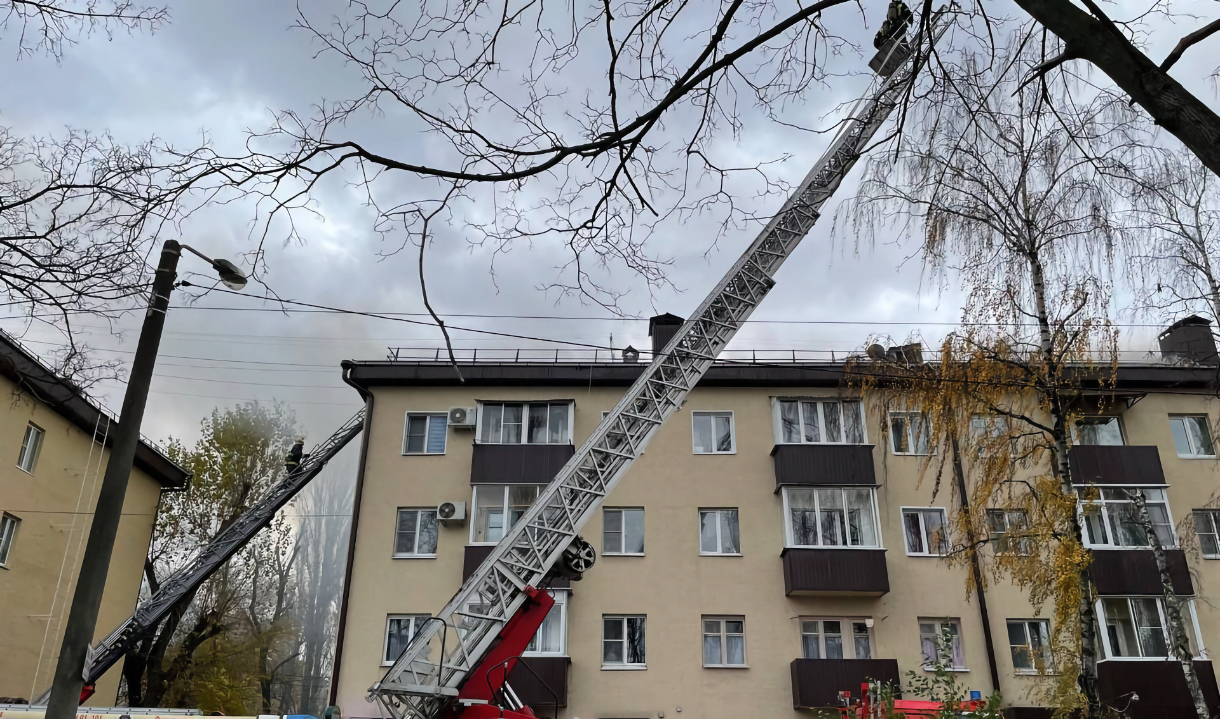 В Воронеже спасатели опубликовали видео тушения пожара на крыше  четырехэтажки