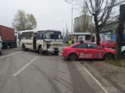В аварию попали автобус и два авто.