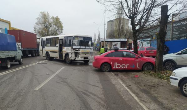 В аварию попали автобус и два авто.