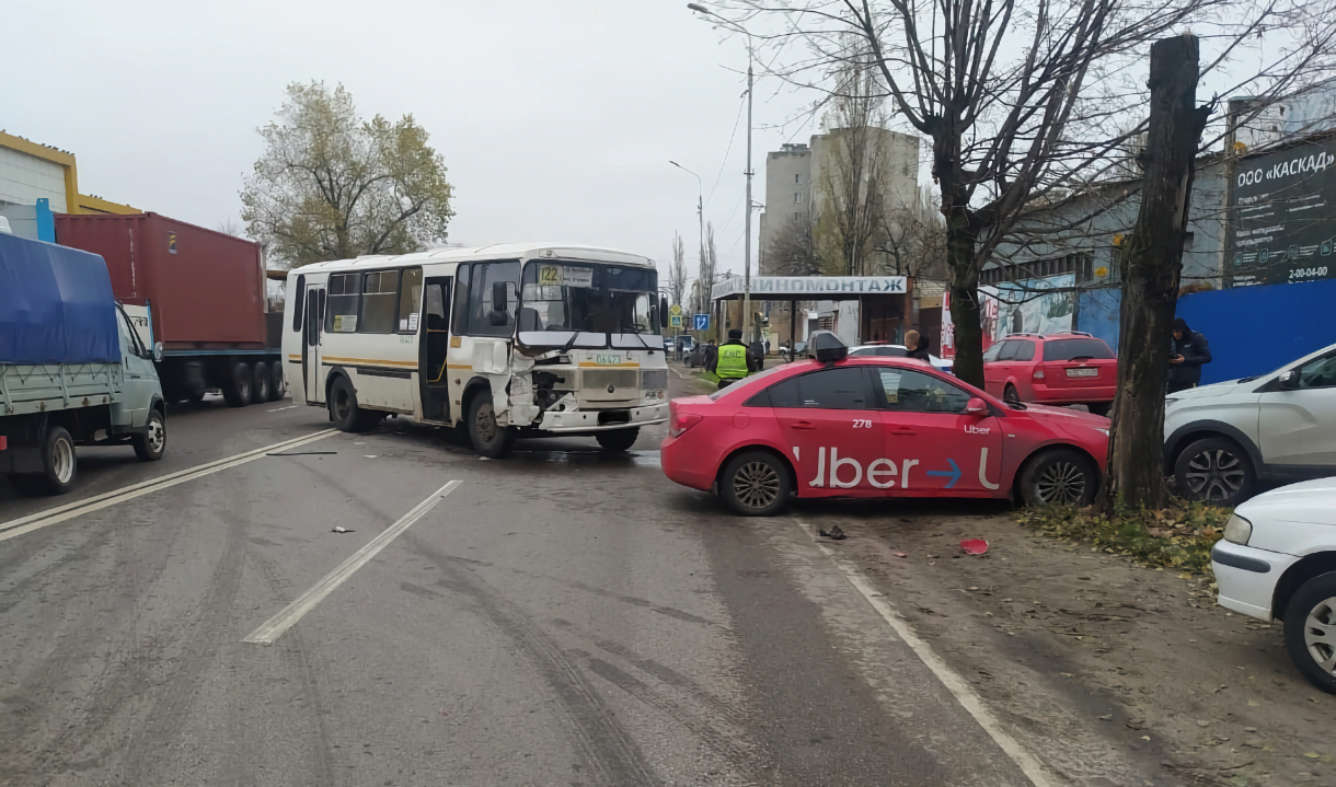 В Воронеже на улице Чебышева машина такси врезалась в «ПАЗ» маршрута №122