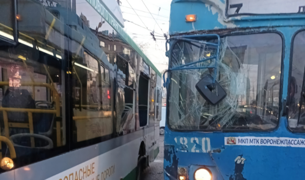 Столкнулись троллейбус и автобус.