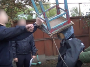 Вот так злоумышленник наносил удары табуреткой.