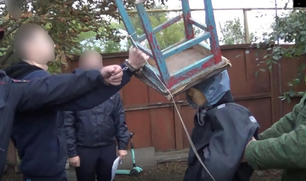 Вот так злоумышленник наносил удары табуреткой.