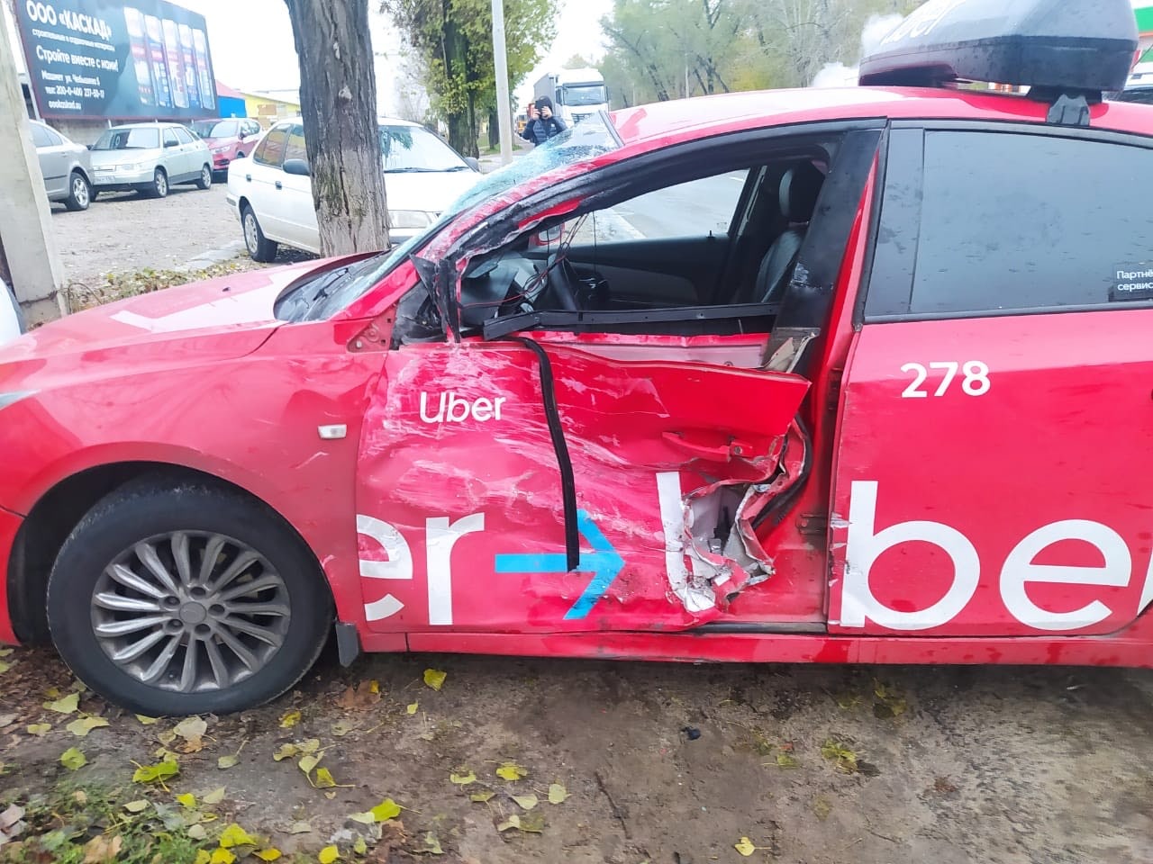 В Воронеже на улице Чебышева машина такси врезалась в «ПАЗ» маршрута №122