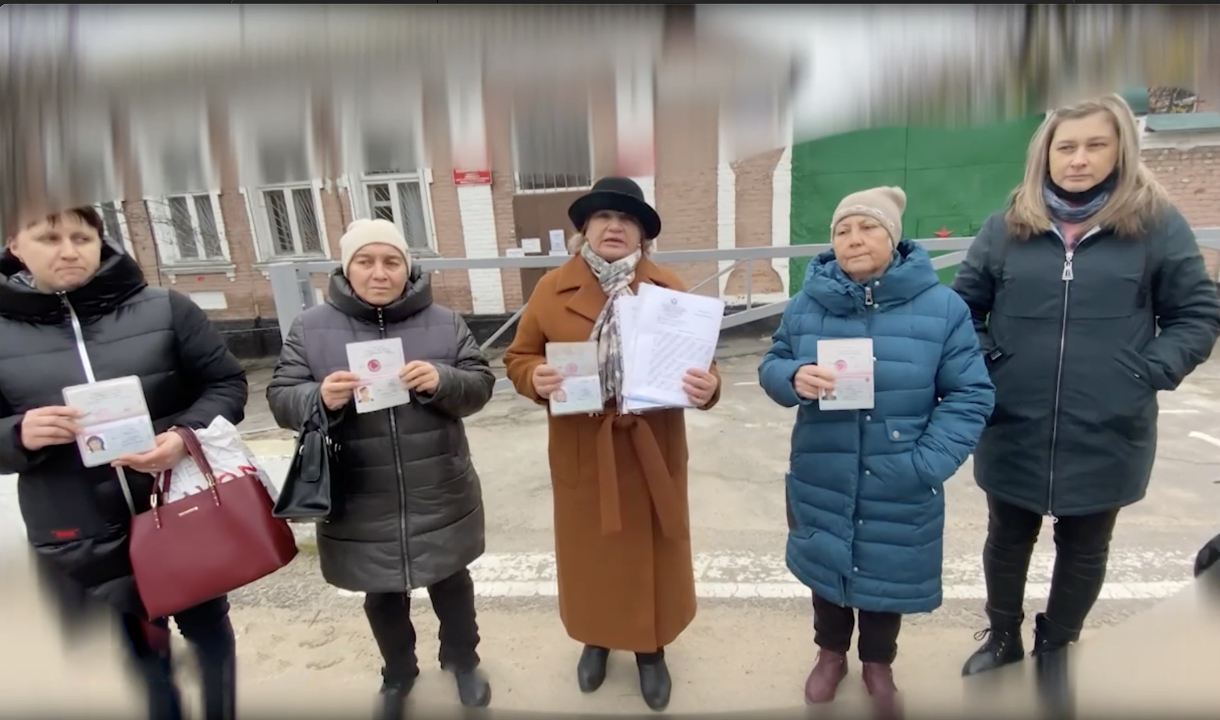 «Выполз из-под трупов и просит помощи»: Матери воронежских