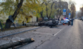 Авто перевернулось на крышу.