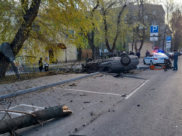 Авто перевернулось на крышу.