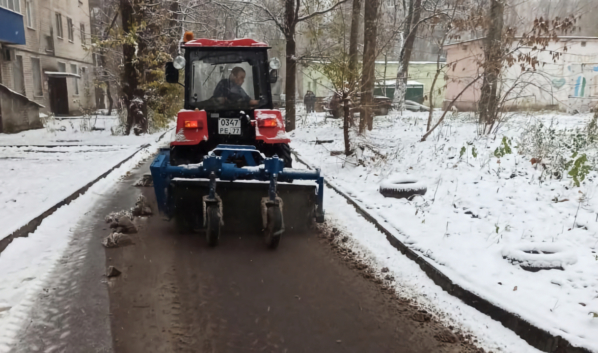 Уборка дворов от снега.