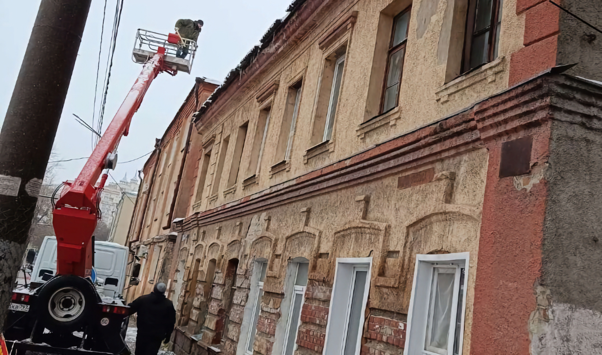 В Воронеже управляющие компании взялись за уборку наледи и сосулек с крыш  домов