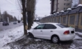 Иномарка врезалась в дерево.