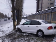 Иномарка врезалась в дерево.