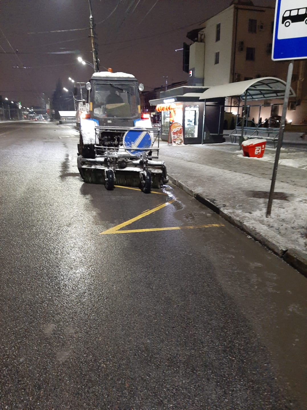 Уборка города от снега.