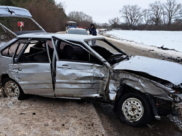 Водитель и двое пассажиров этого авто попали в больницу.