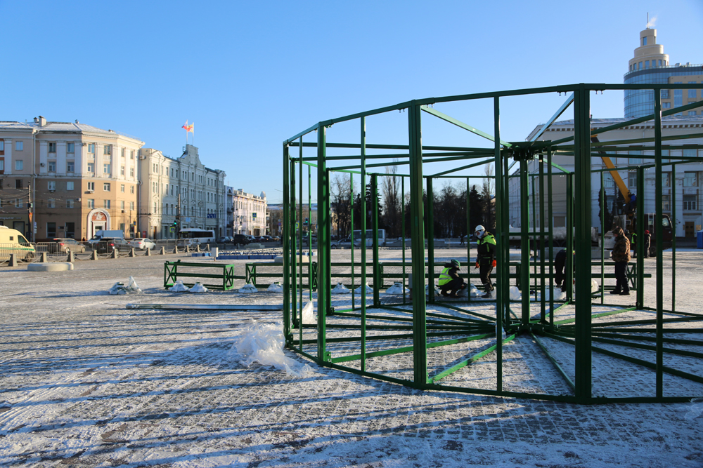 На площади Ленина начали монтировать ёлку.