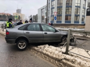 Иномарка снесла ограждение.