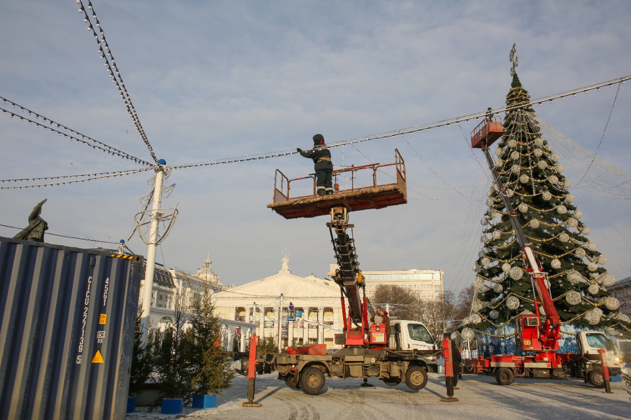 В Воронеже начали разбирать новогоднее оформление площади Ленина