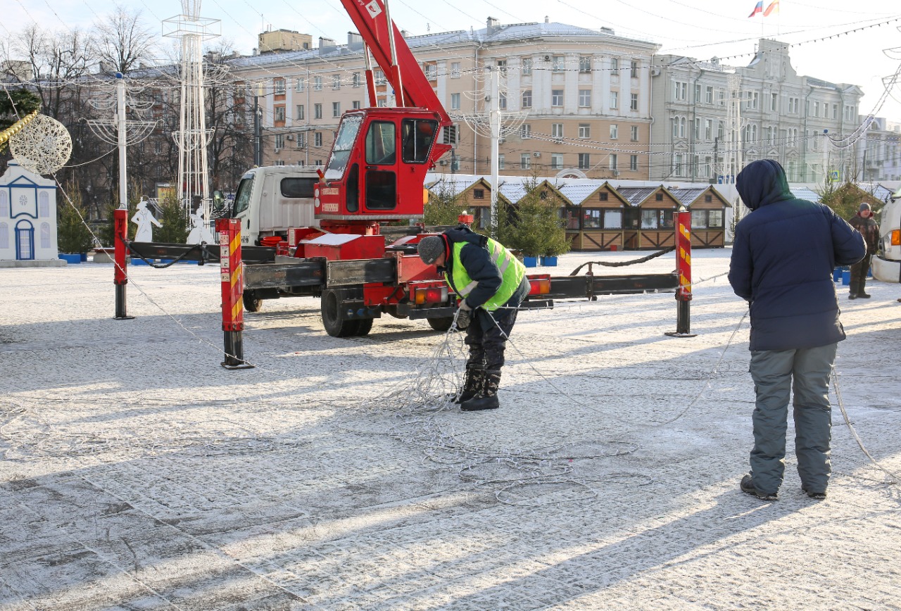 В Воронеже начали разбирать новогоднее оформление площади Ленина