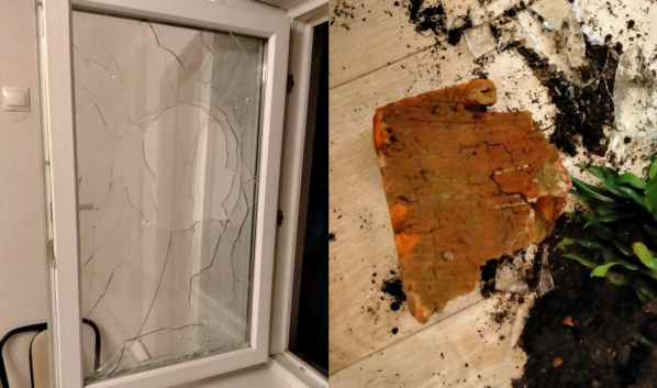 Вор разбил окно кирпичом.