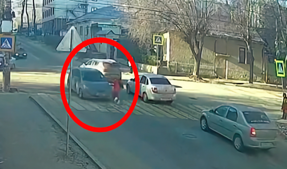 Мужчина сбивает ребенка. Сбили ребёнка на пешеходном переходе. Машина на пешеходном переходе. Збил ребёонка.