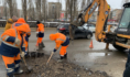 Коммунальщики устраняют аварию на трубопроводе.