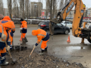 Коммунальщики устраняют аварию на трубопроводе.