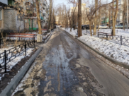 Зимой лужа превращается в каток.