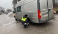 Госавтоинспекторы помогли поменять колесо.