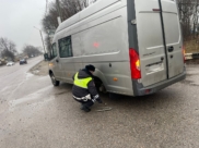 Госавтоинспекторы помогли поменять колесо.