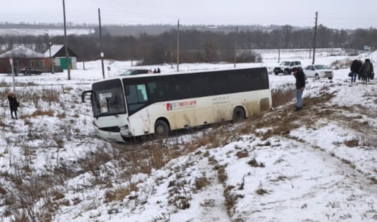 В Воронежской области автобус с 23 пассажирами съехал в кювет