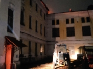 Полыхала крыша здания.