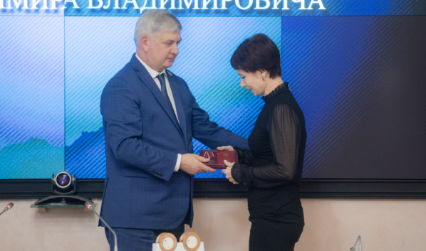 Губернатор вручил орден Мужества семье погибшего майора Владимира Долгих.
