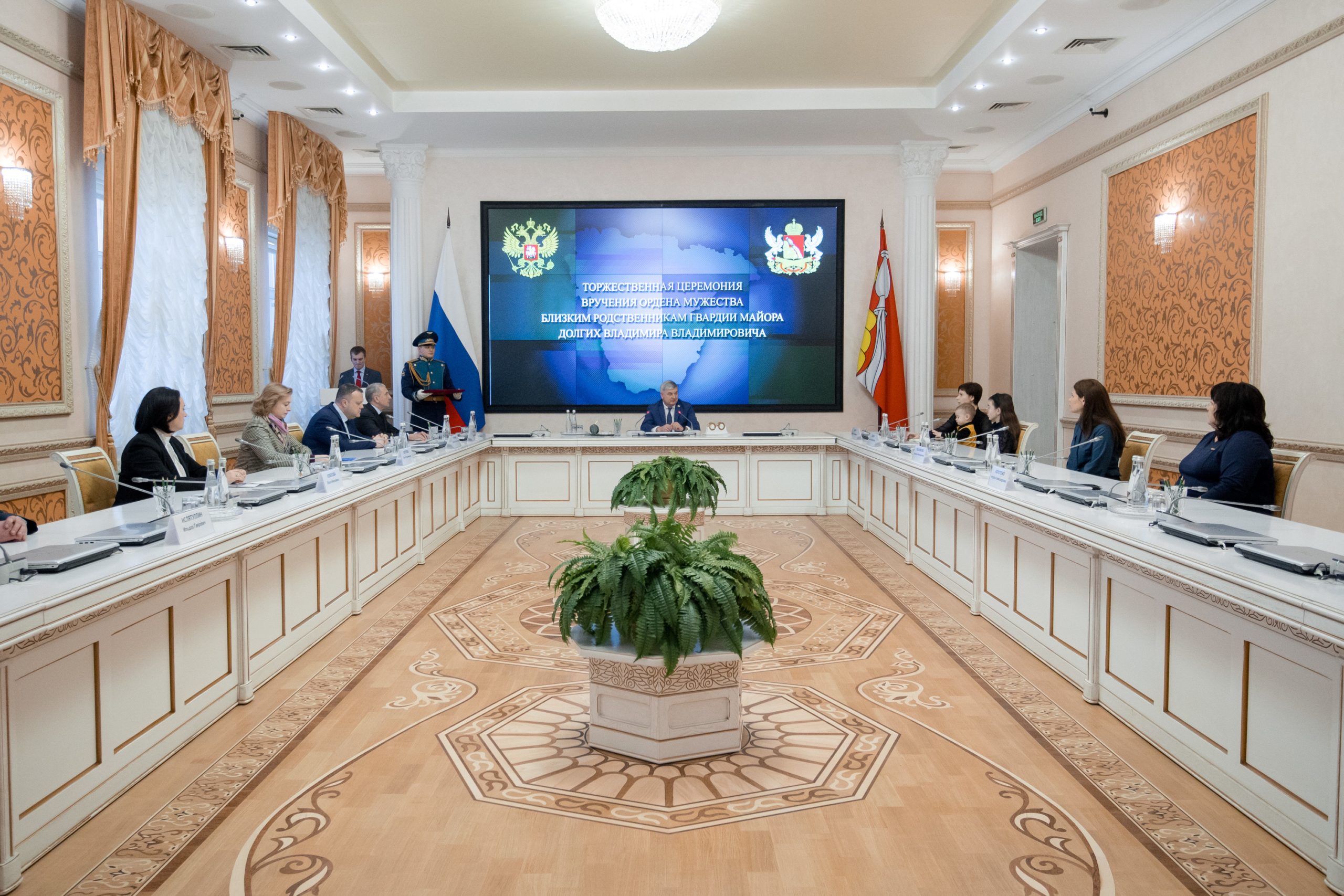Губернатор вручил орден Мужества семье погибшего майора Владимира Долгих.