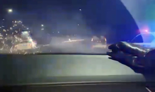 Водитель открыл огонь по полицейским из фейерверка.