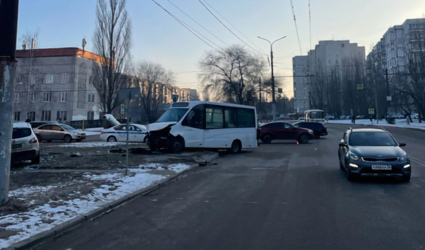 В маршрутке пострадада пассажирка.