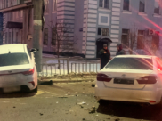 Одна из машин повисла на ограждении.